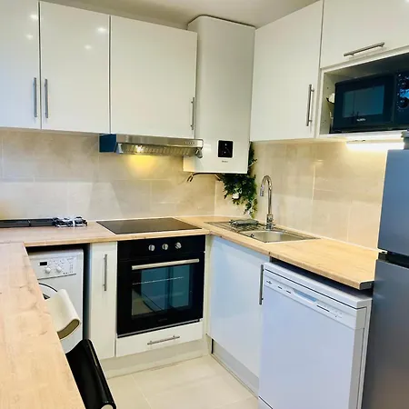 Spacious For 7 People Near La Defense Apartment